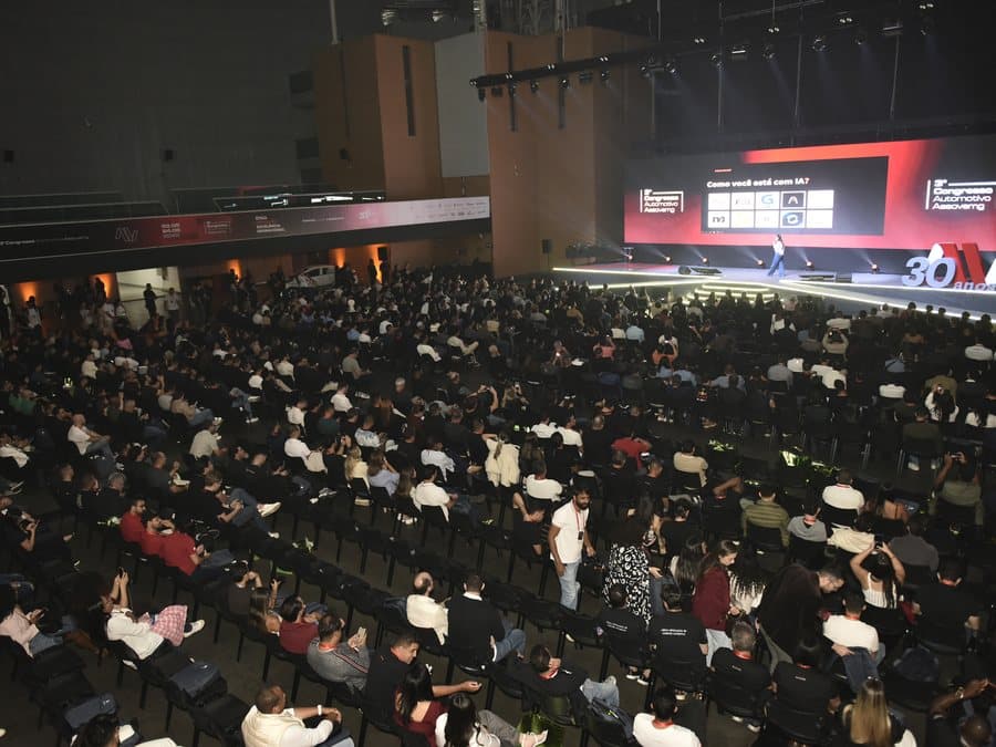 Público em auditório acompanhando palestra de Izabela Anholett sobre inteligência artificial
