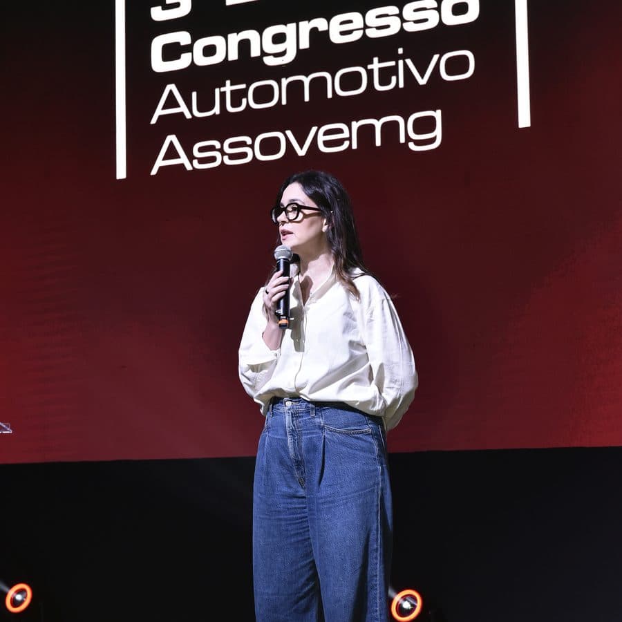 Izabela Anholett no palco durante keynote sobre inteligência artificial