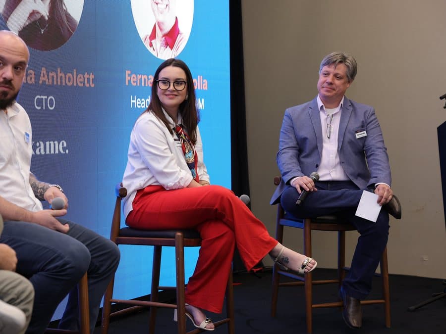 Izabela Anholett participando de painel corporativo sobre inteligência artificial