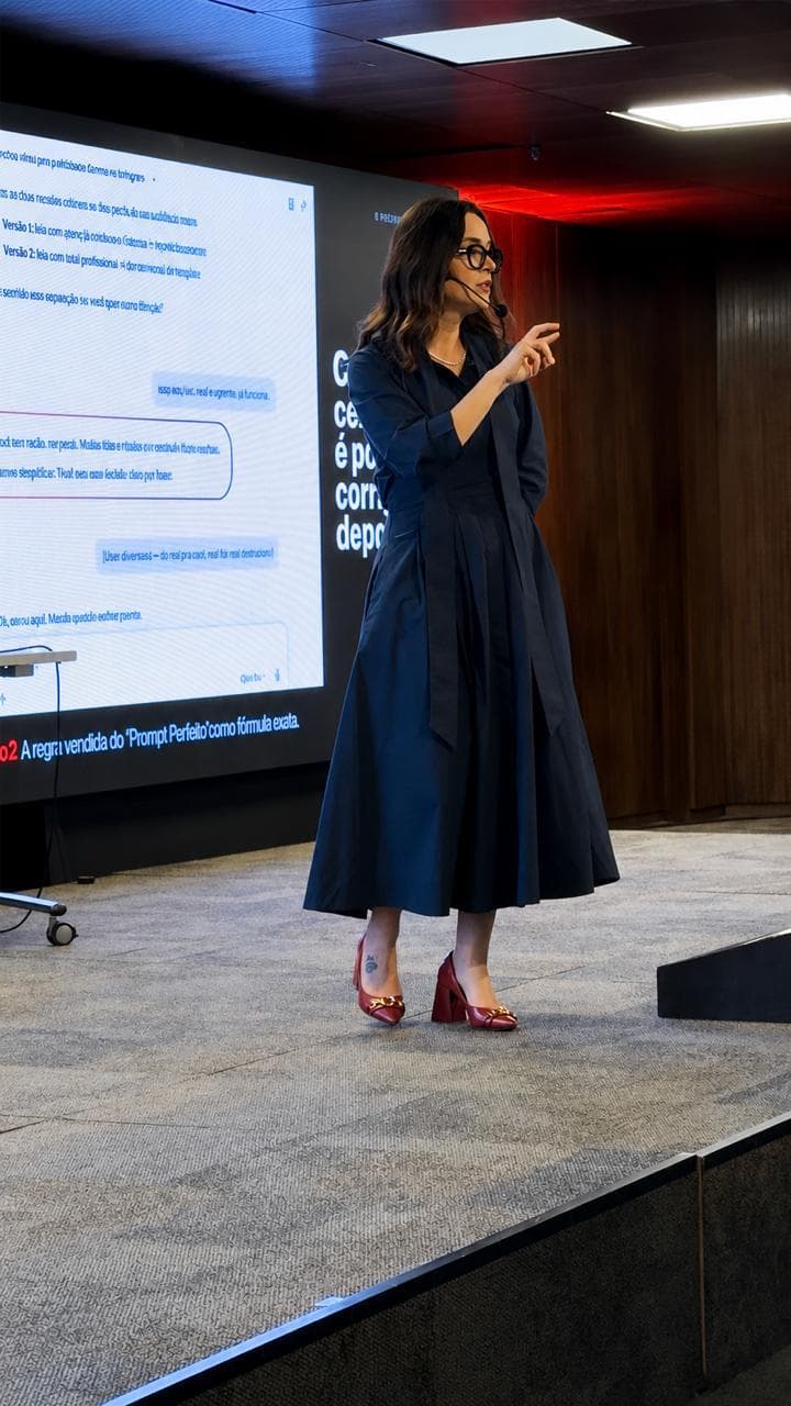 Izabela Anholett apresentando no palco